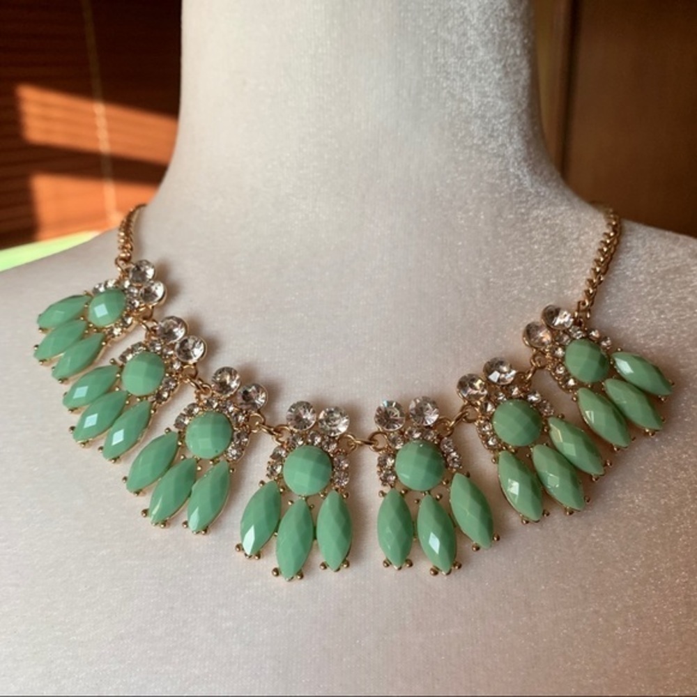 NWT Mint Faceted Falling Bundles Necklace